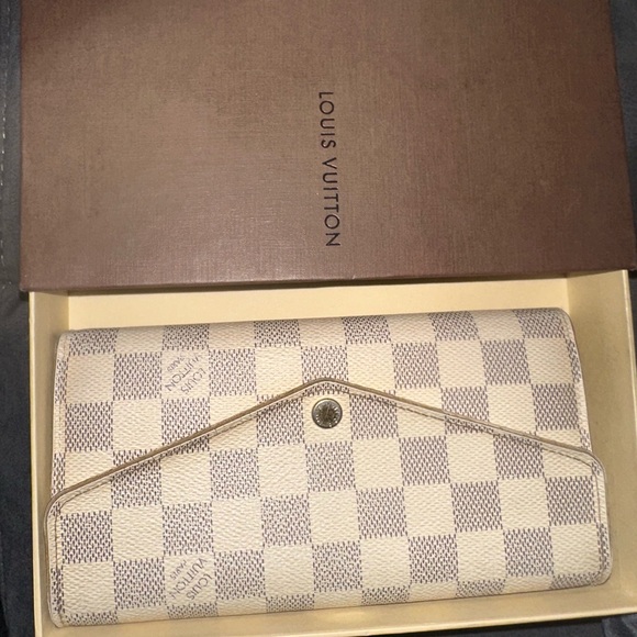 Authentic Louis Vuitton Sarah Wallet - Picture 1 of 8
